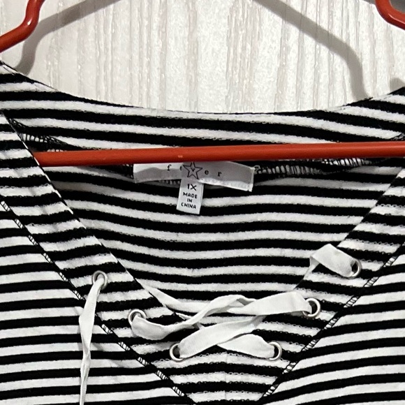 One XL, fever, black and white striped shirt with lace up - Picture 2 of 2